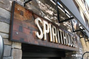 bảng hiệu gỗ đẹp