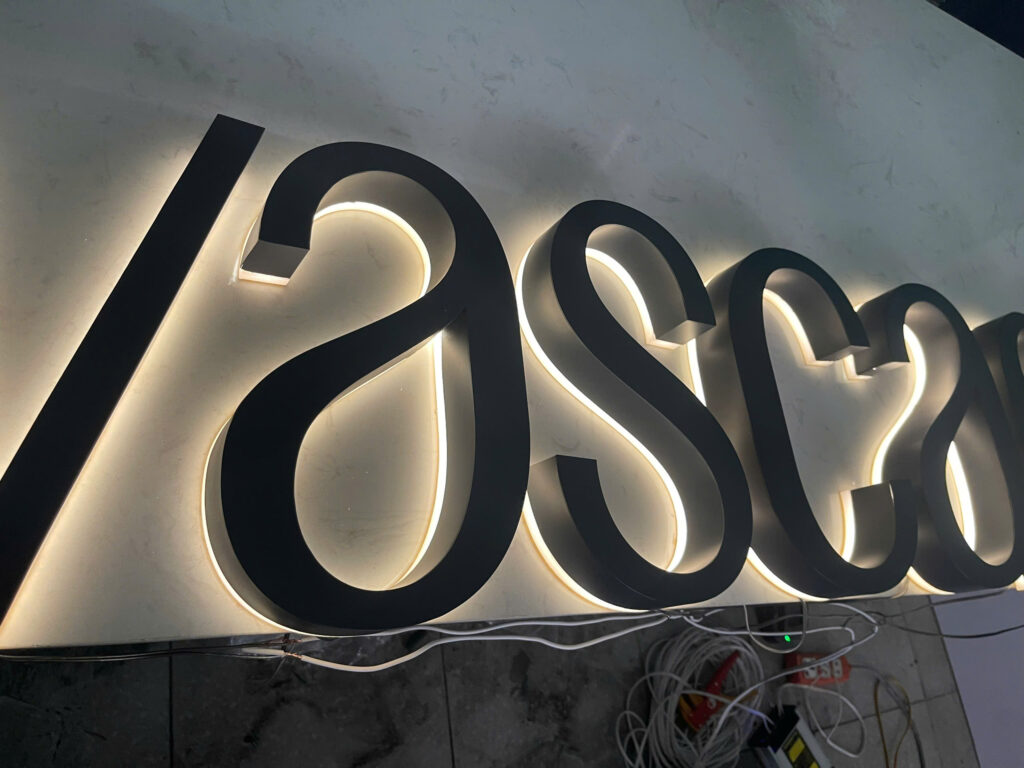 Gia công chữ nổi quảng cáo chân mica hắt sáng