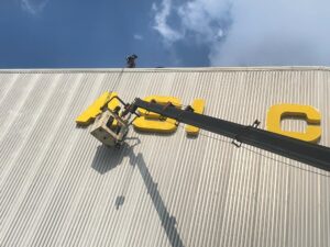 Thi Công Lắp Đặt Logo Chữ Nổi Trên Cao