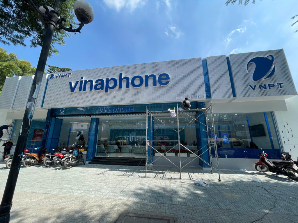 thi cong bang hieu vinaphone (1)