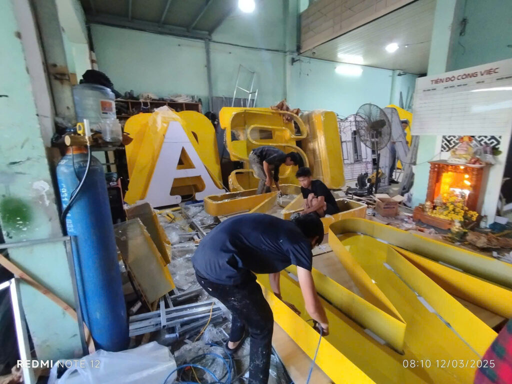 Thi Công Lắp Đặt Logo Chữ Nổi Trên Cao
