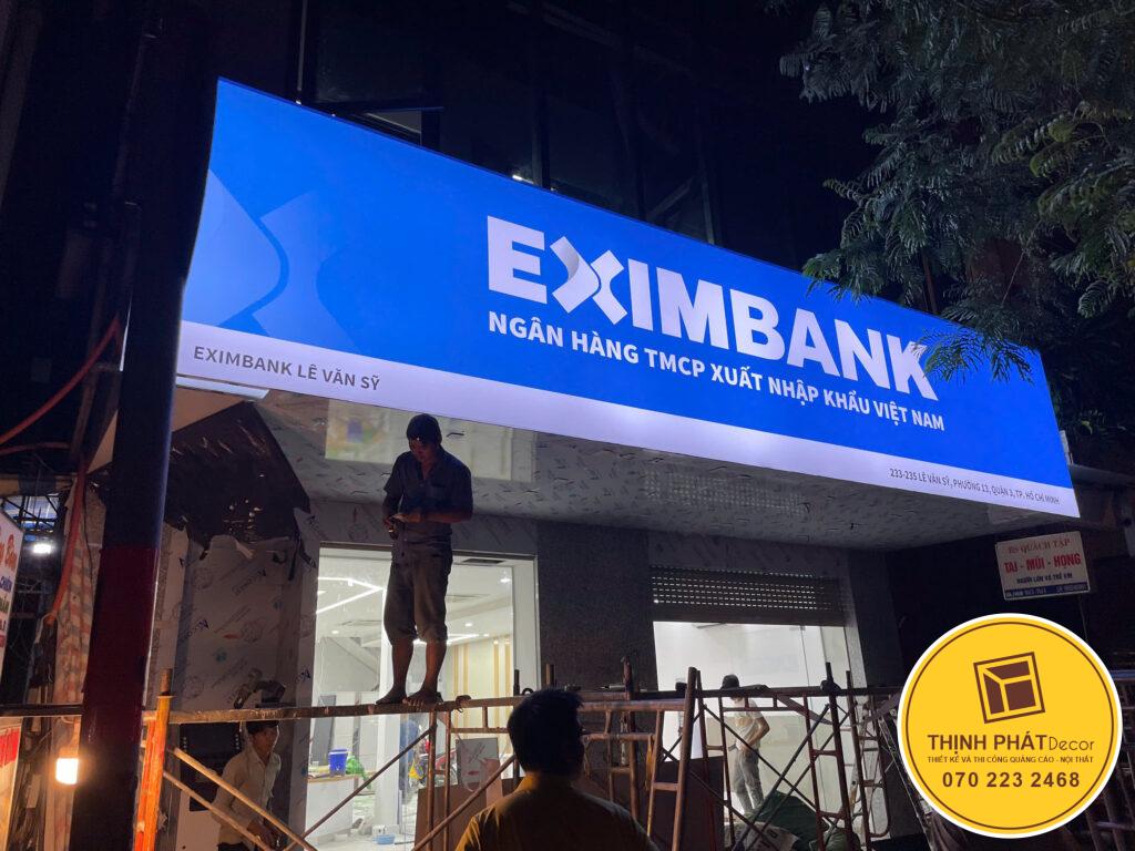 thi công logo eximbank trên cao