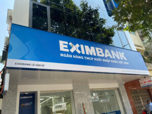 thi công logo eximbank trên cao