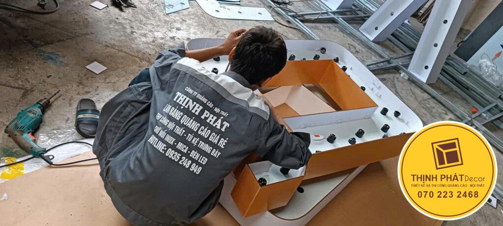 Thi công logo khổ lớn gắn trên cao