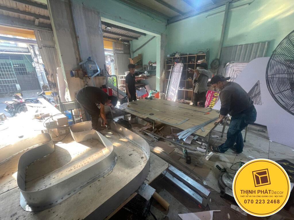 Thi công logo khổ lớn gắn trên cao