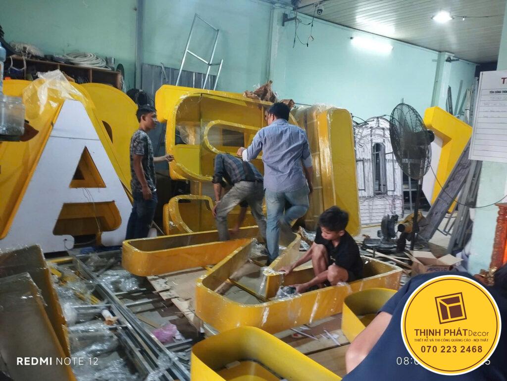 Thi công logo khổ lớn gắn trên cao