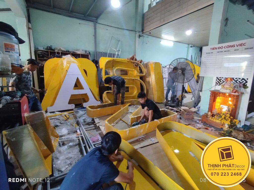 Thi công logo khổ lớn gắn trên cao