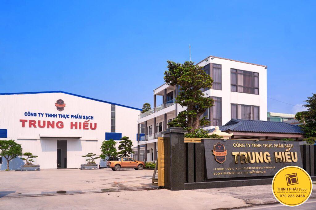 bang hieu nha xuong bang quang cao nha may gia cong chu inox lap dat cong khu cong nghiep (1)