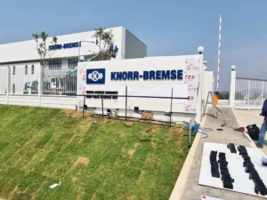 bang hieu nha xuong bang quang cao nha may gia cong chu inox lap dat cong khu cong nghiep (2)