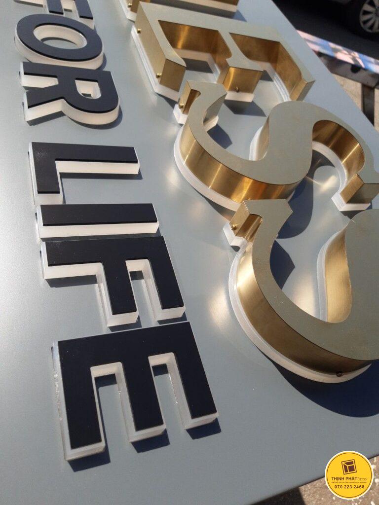 mau chu noi inox gan den led