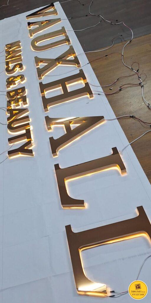 mau chu noi inox gan den led