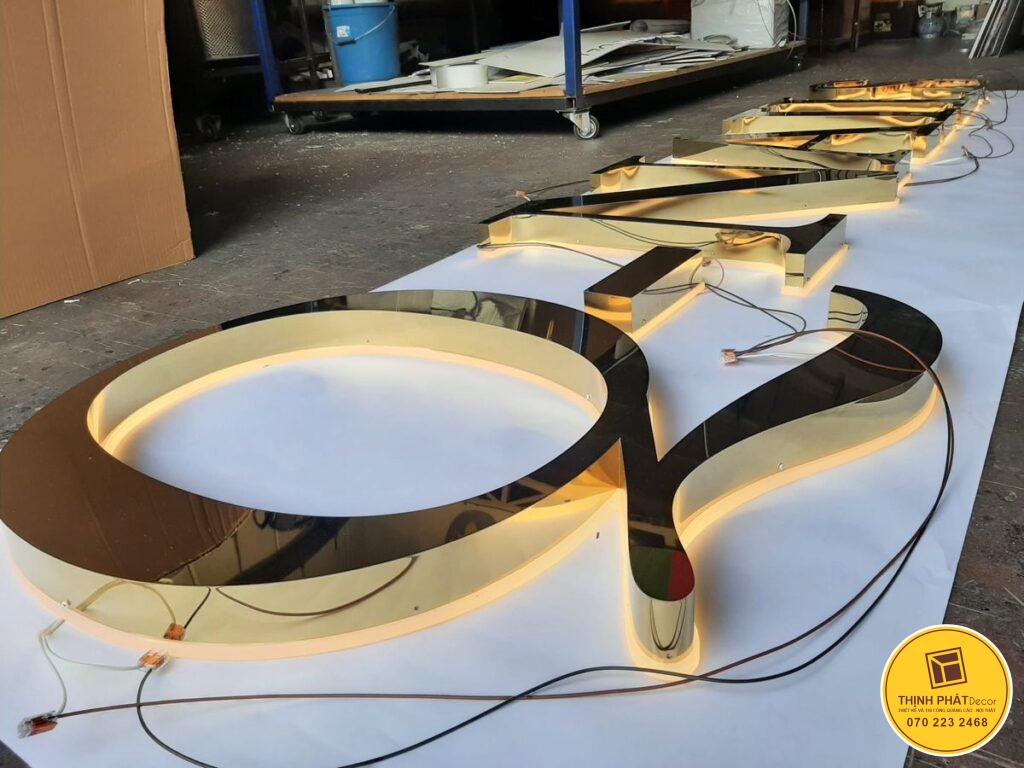 mau chu noi inox gan den led