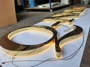 mau chu noi inox gan den led