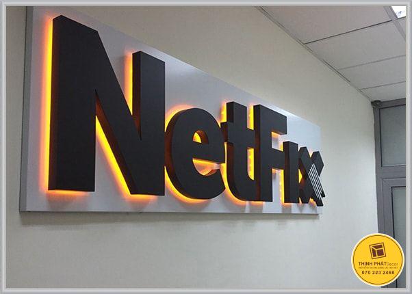 mau chu noi inox gan den led