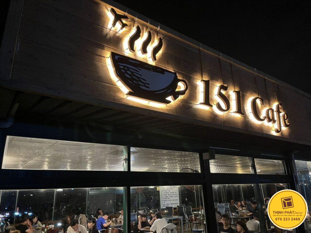 thi cong chu noi inox mat mica sang den