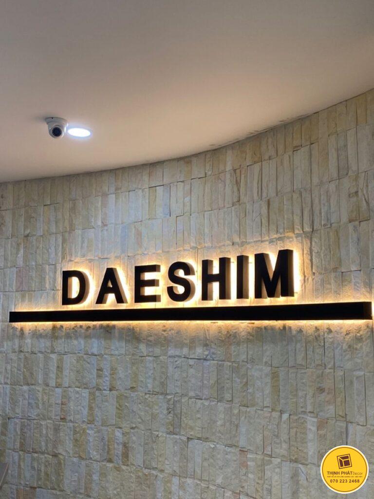 thi cong chu noi inox mat mica sang den Sao chép