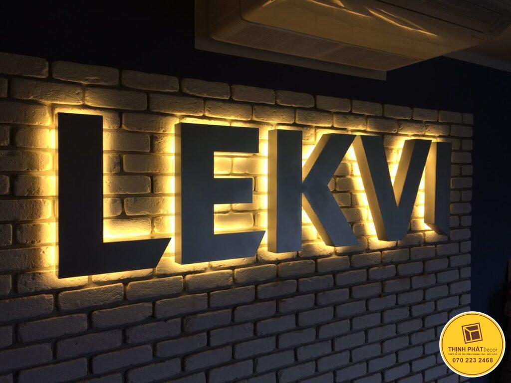 thi cong chu noi inox mat mica sang den.jpg (2) Sao chép