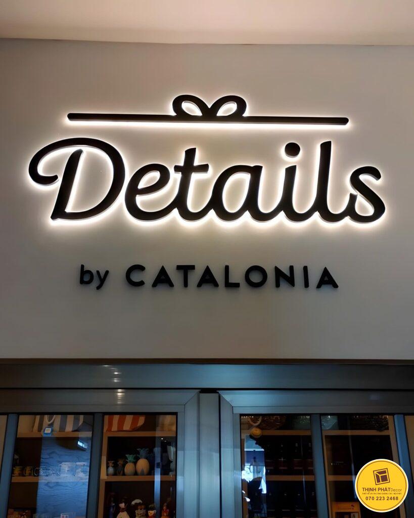 thi cong chu noi inox mat mica sang den