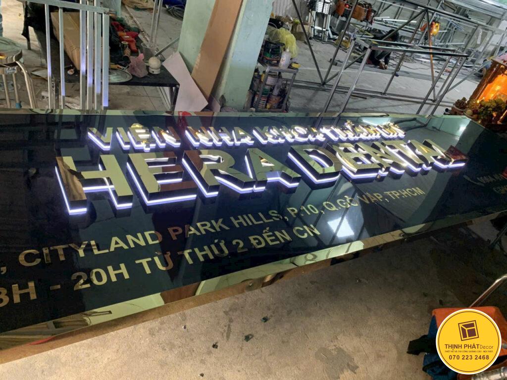 thi cong chu noi kim loai gia re