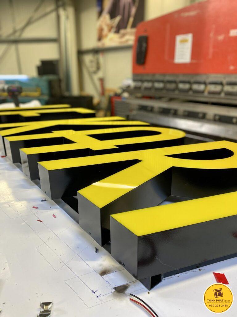 xuong gia cong chu noi inox kho lon