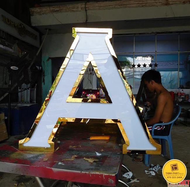 xuong gia cong chu noi inox kho lon