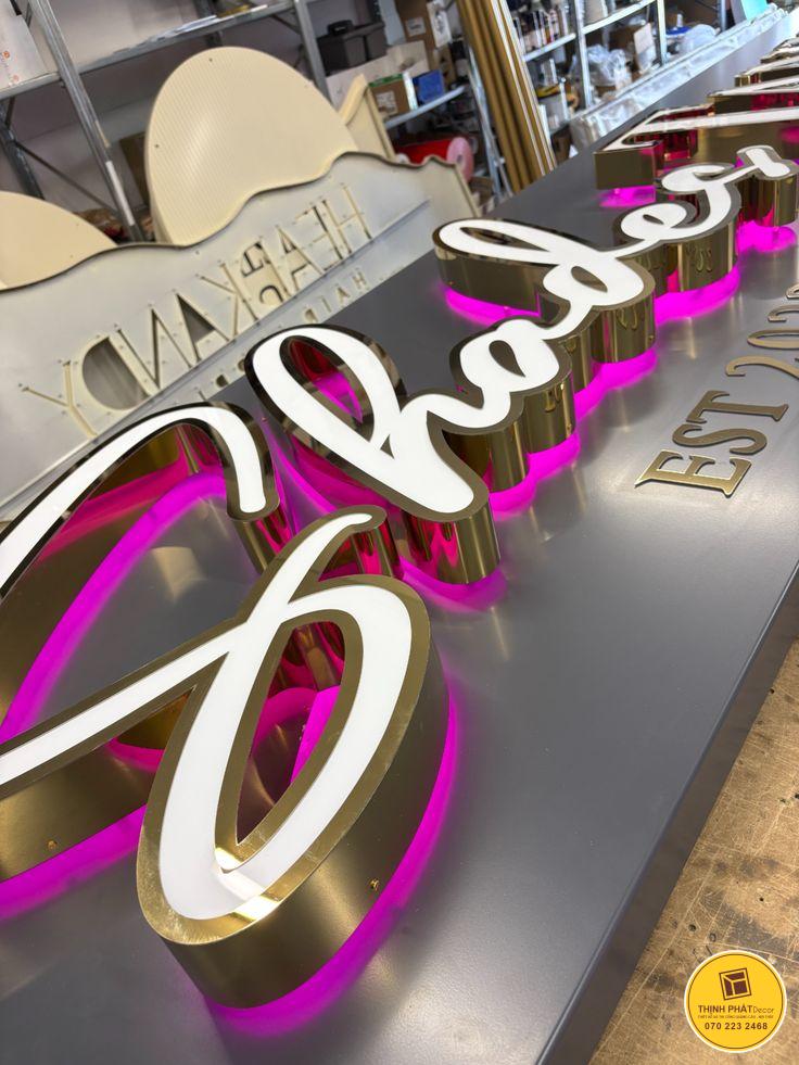 chu noi inox sang den