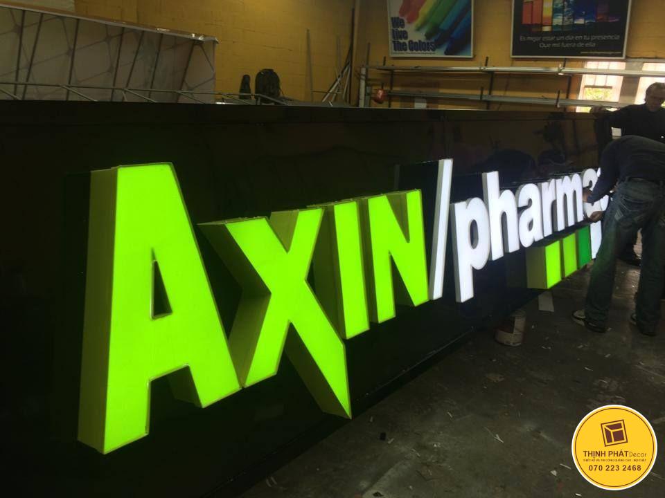 chu inox mat sang den