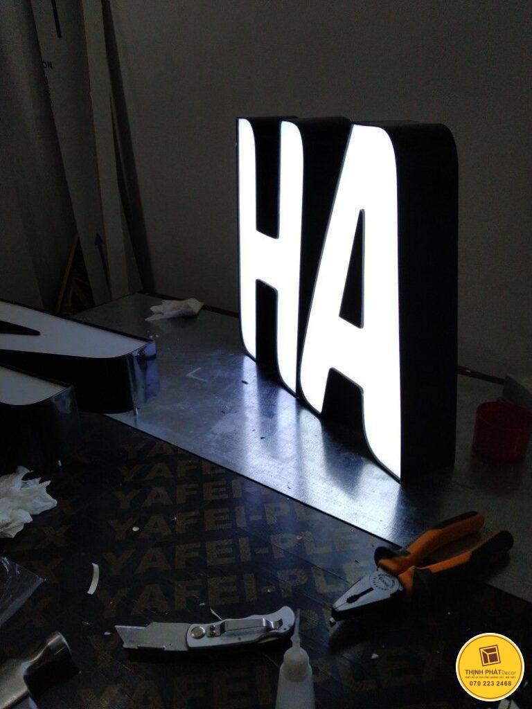 chu inox mat sang den