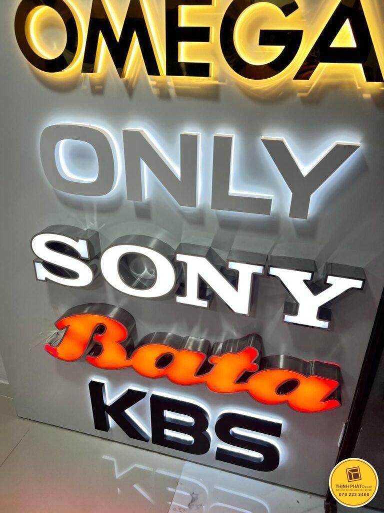 chu inox mat sang den