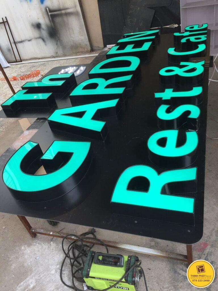 chu inox mat sang den