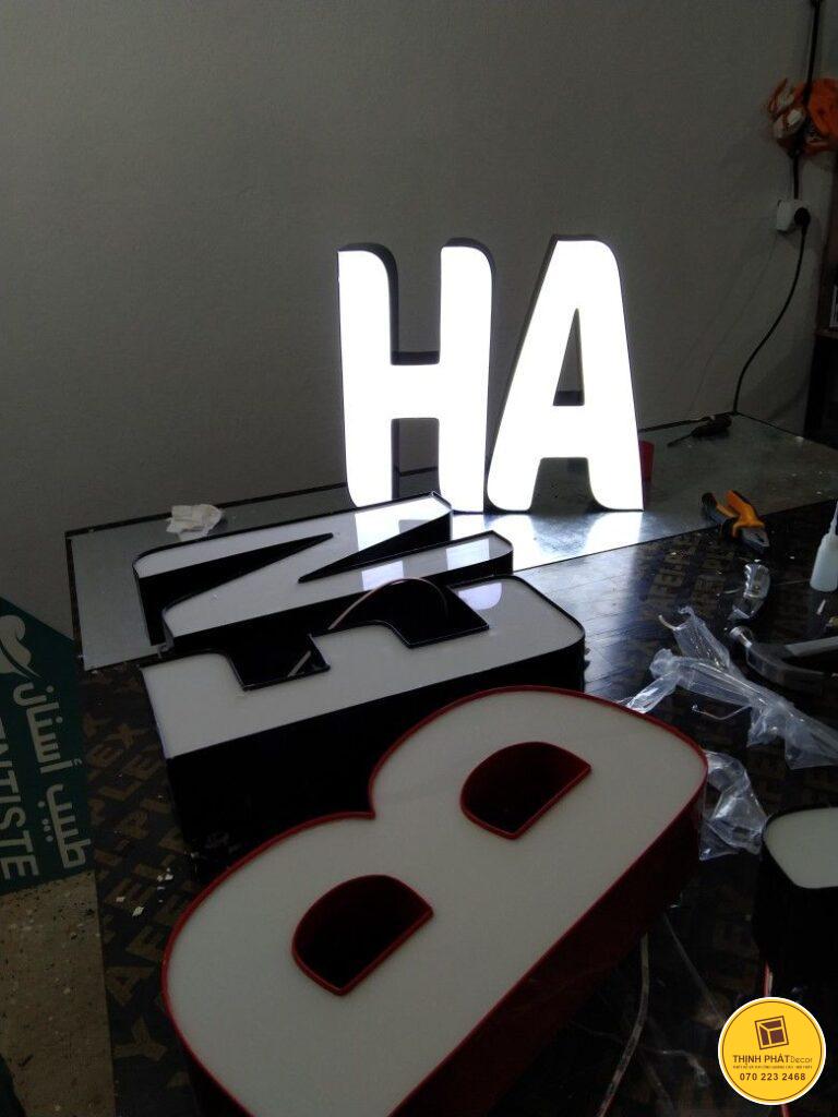 chu inox mat sang den