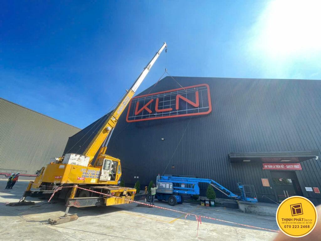 thi cong logo noc toa nha