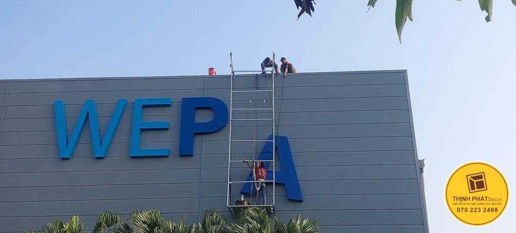 thi cong lap dat logo toa nha (1)