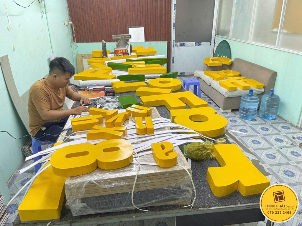 thi cong lap dat logo toa nha (11)