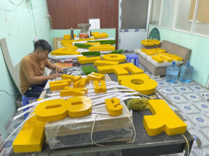 thi cong lap dat logo toa nha (11)