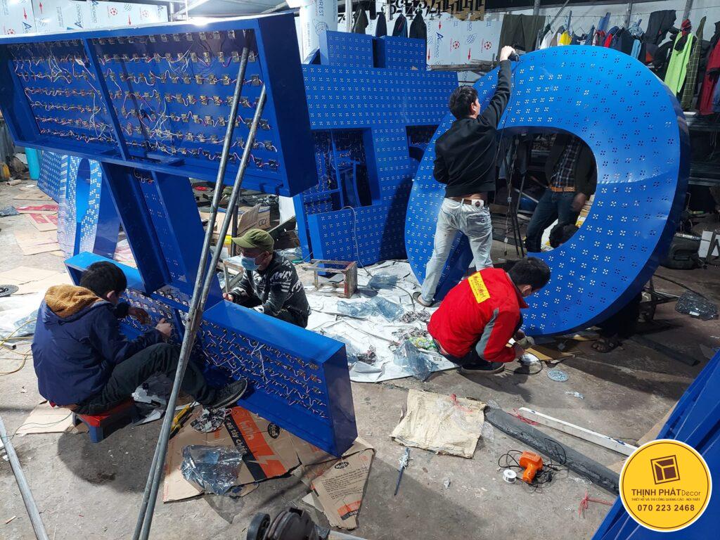 thi cong lap dat logo toa nha (2)