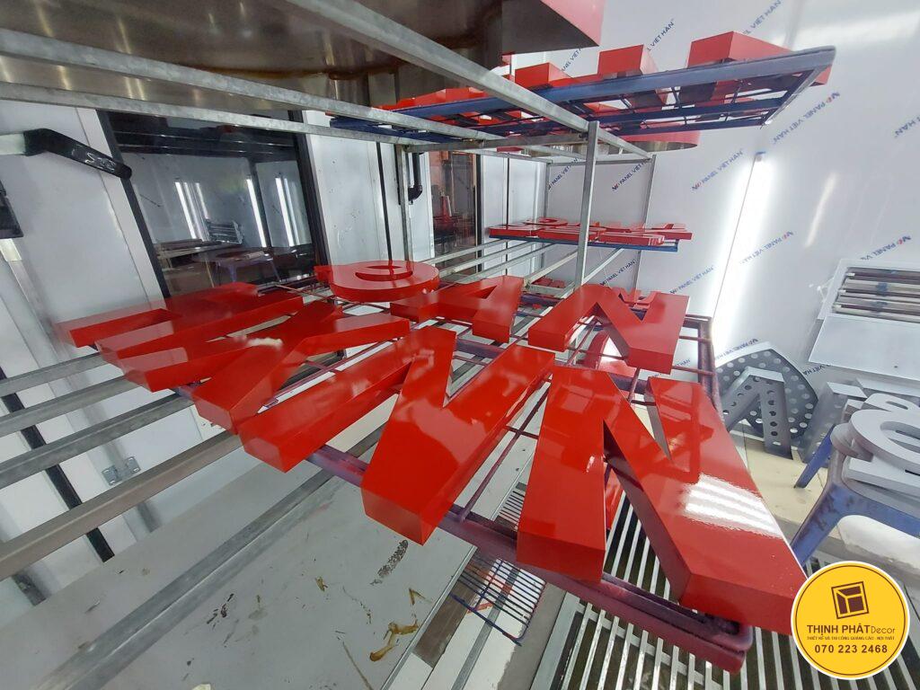 thi cong lap dat logo toa nha (3)