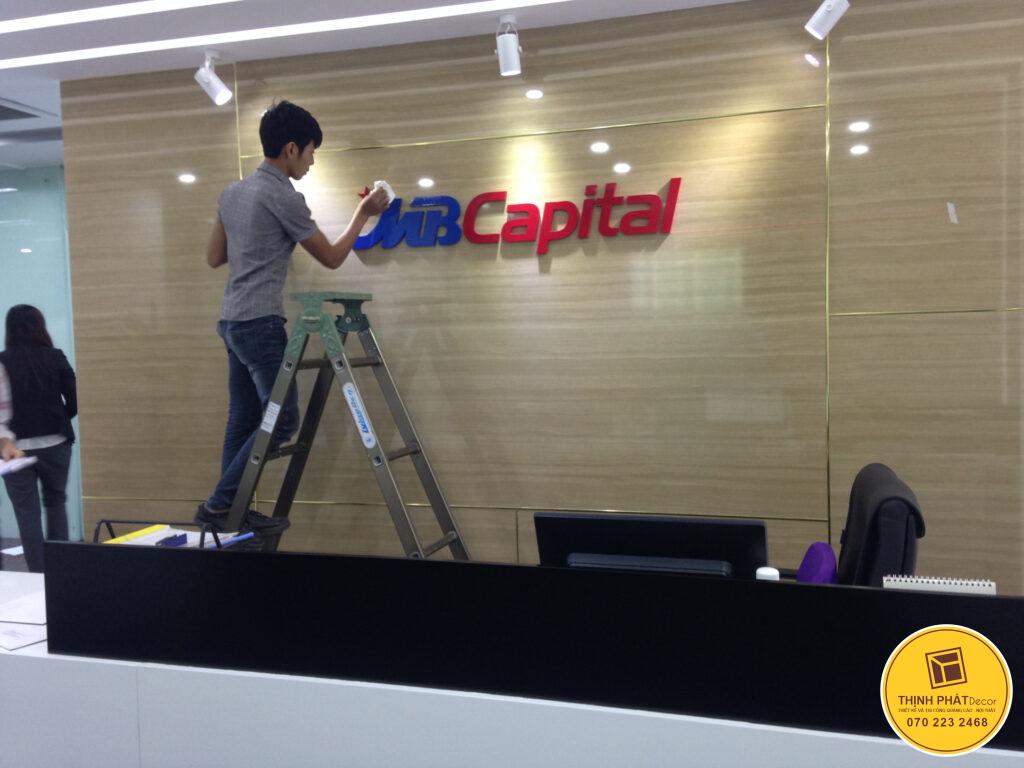 thi cong lap dat logo toa nha (4)