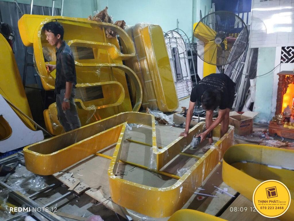 thi cong lap dat logo toa nha (5)