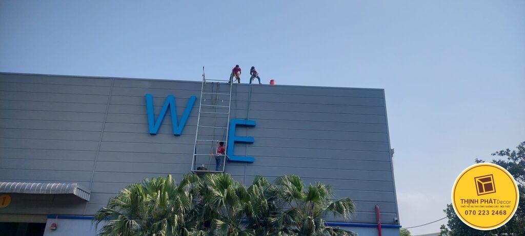 thi cong lap dat logo toa nha (7)