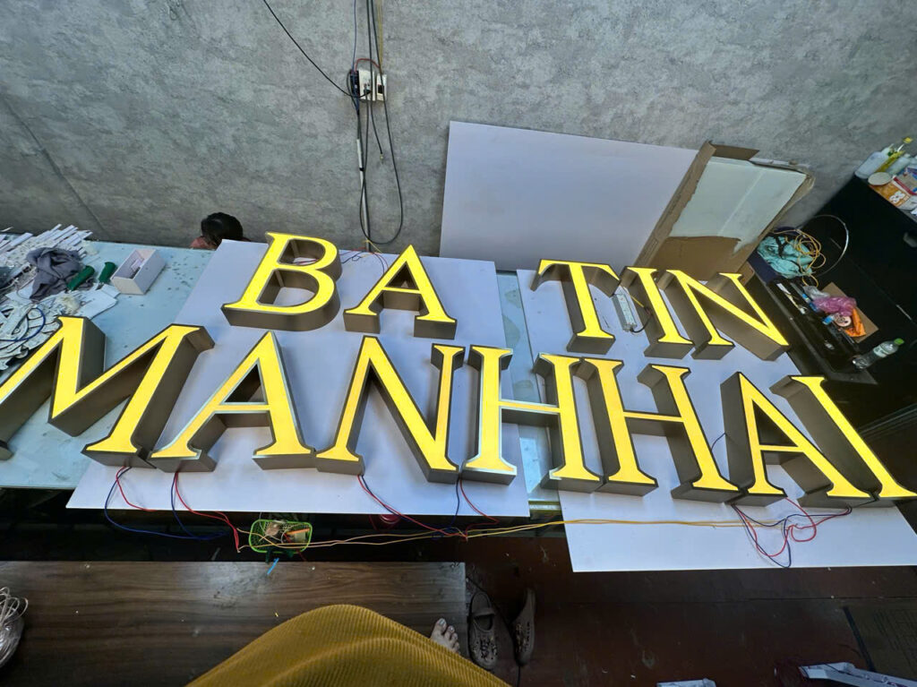 Bảng hiệu chữ nổi inox Bảo Tín Mạnh Hải hoàn thiện.
